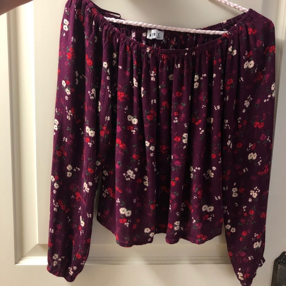 Cute off the shoulder Hollister top🤩 - Picture 2 of 5